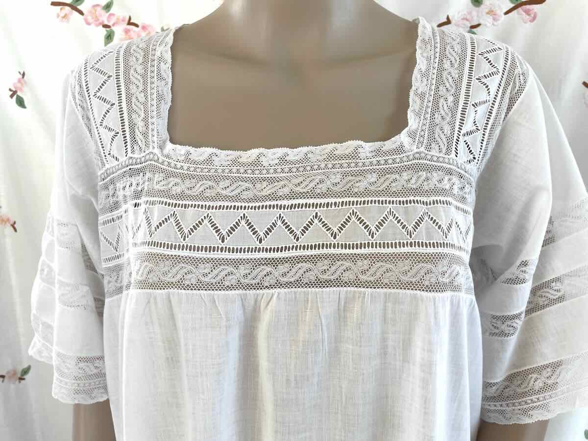 Chemise de nuit avec de fines dentelles sur mousseline de coton - Linge Ancien