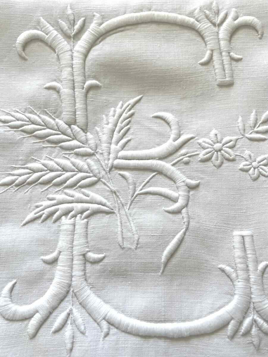 Drap de lin fin : imposante broderie main pour le monogramme EP - Linge Ancien-photo-2