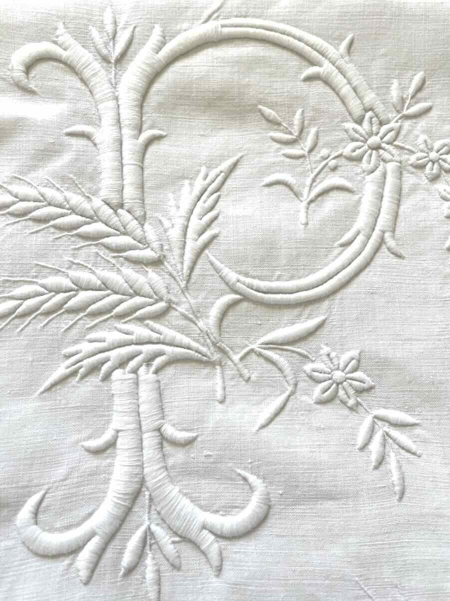 Drap de lin fin : imposante broderie main pour le monogramme EP - Linge Ancien-photo-3