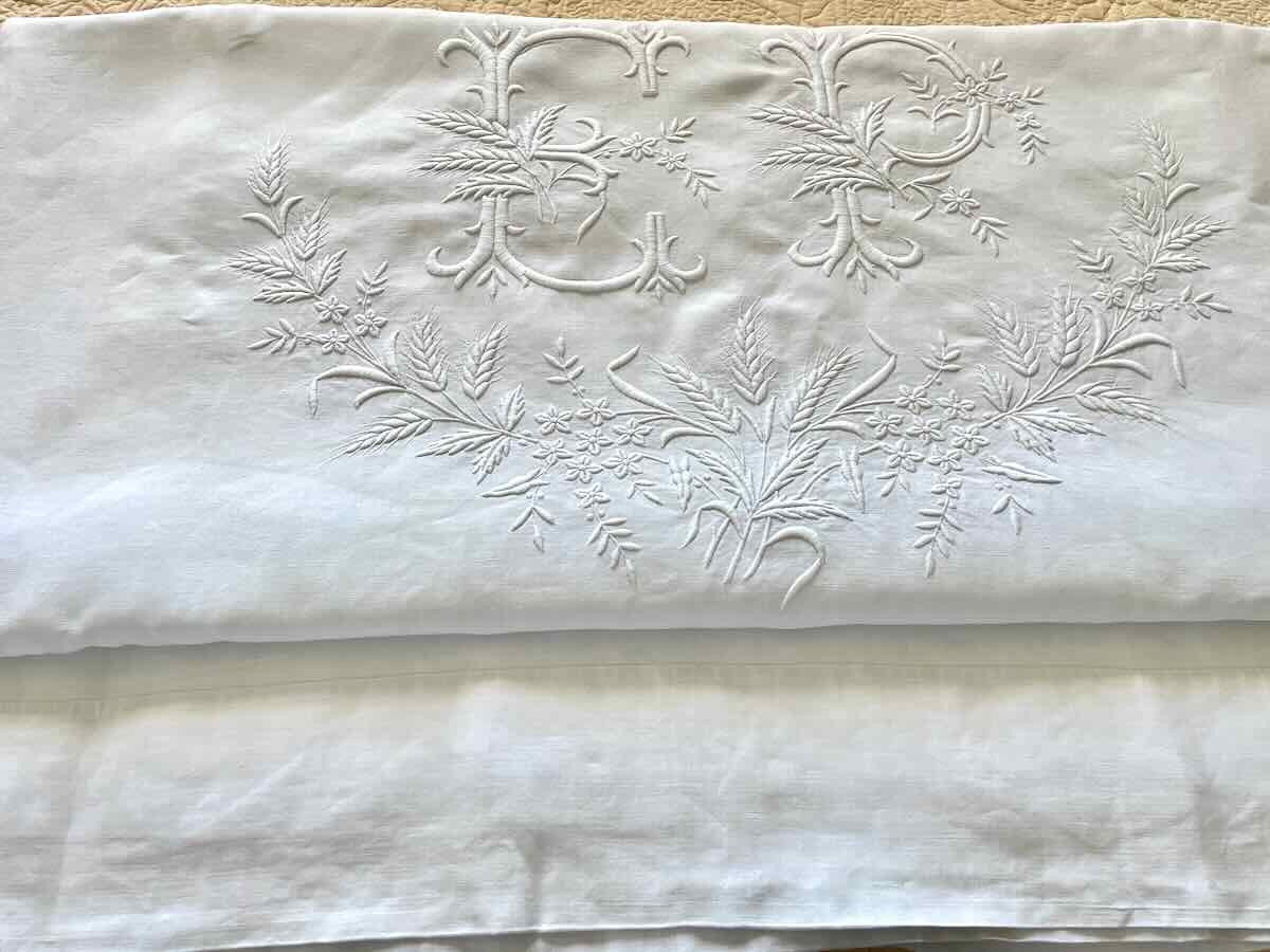 Drap de lin fin : imposante broderie main pour le monogramme EP - Linge Ancien-photo-4