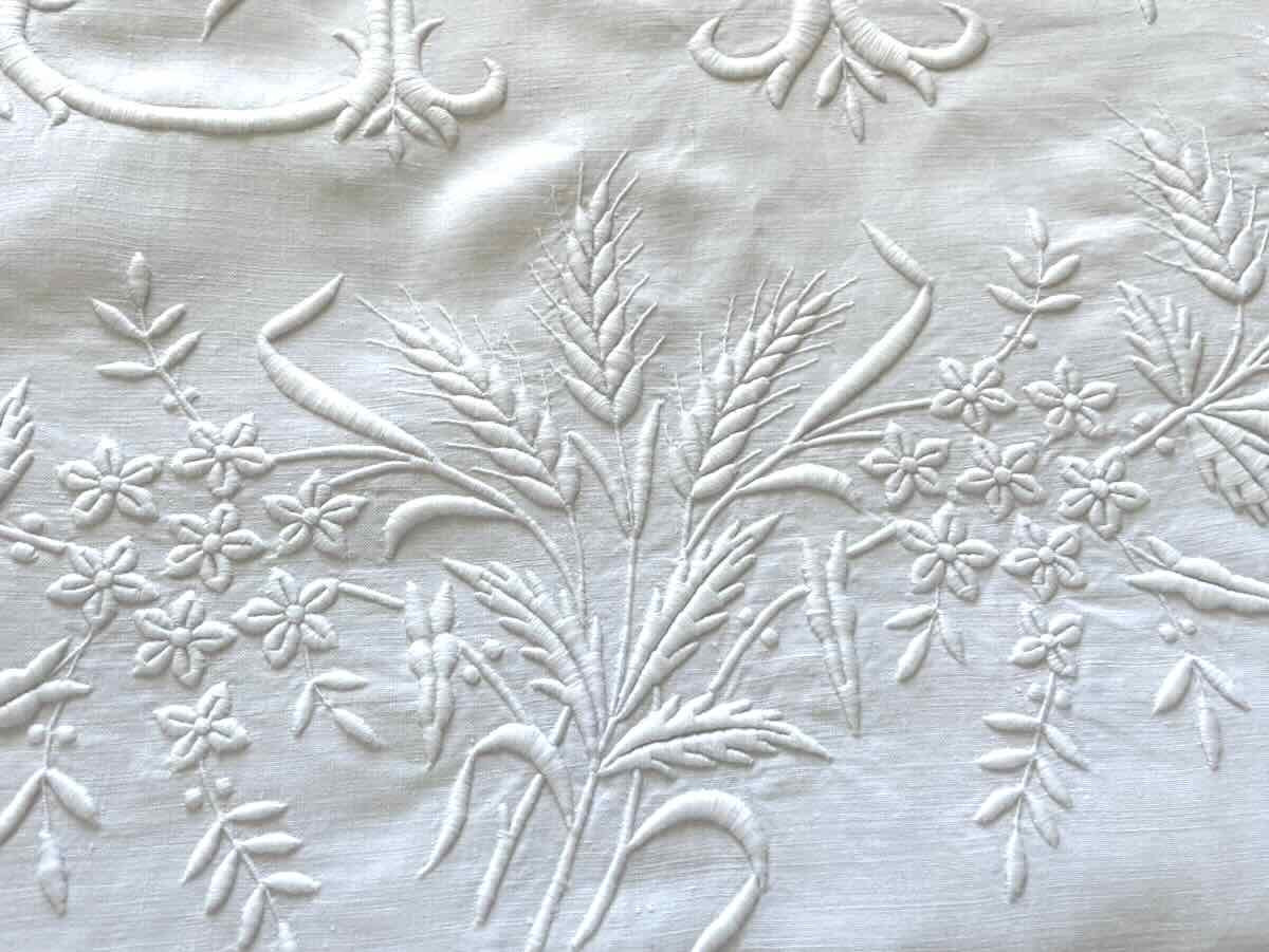Drap de lin fin : imposante broderie main pour le monogramme EP - Linge Ancien-photo-1
