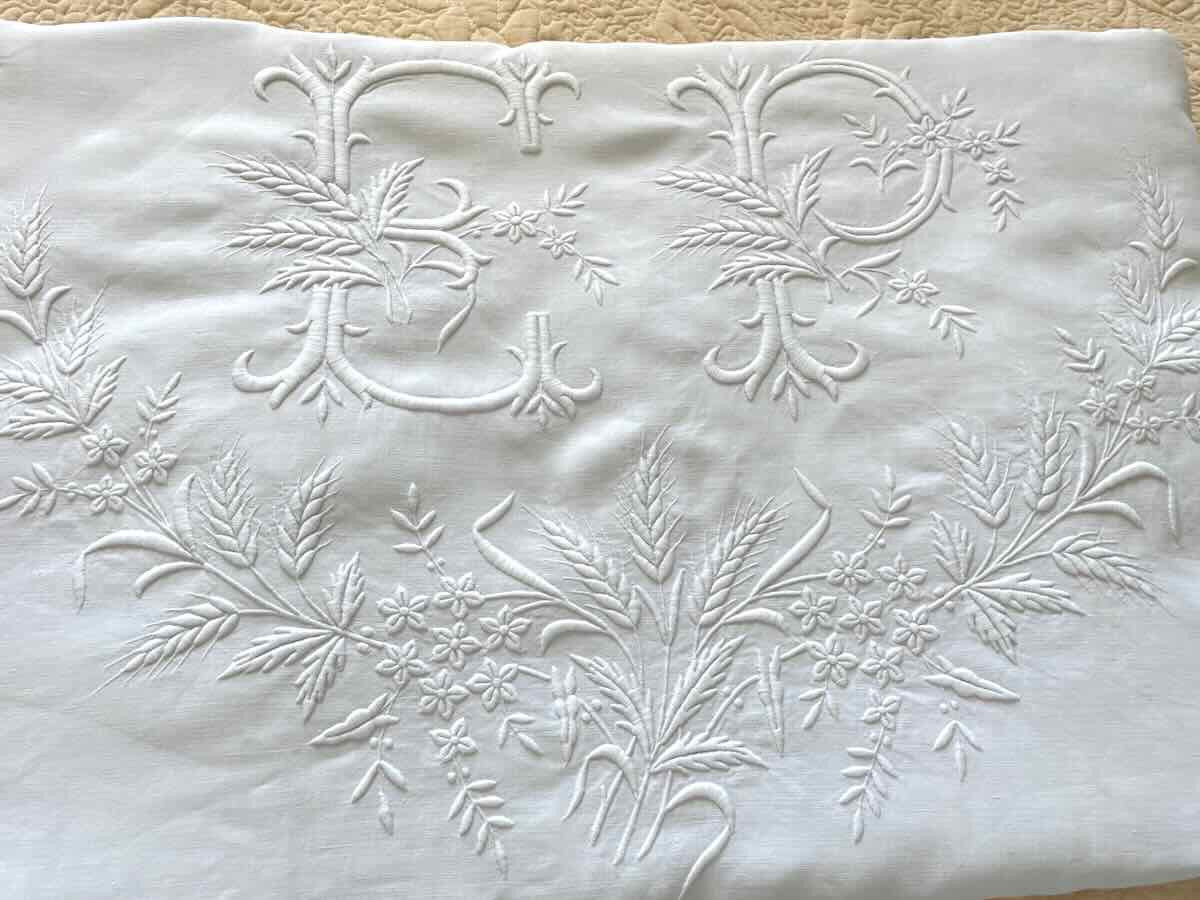 Drap de lin fin : imposante broderie main pour le monogramme EP - Linge Ancien-photo-3