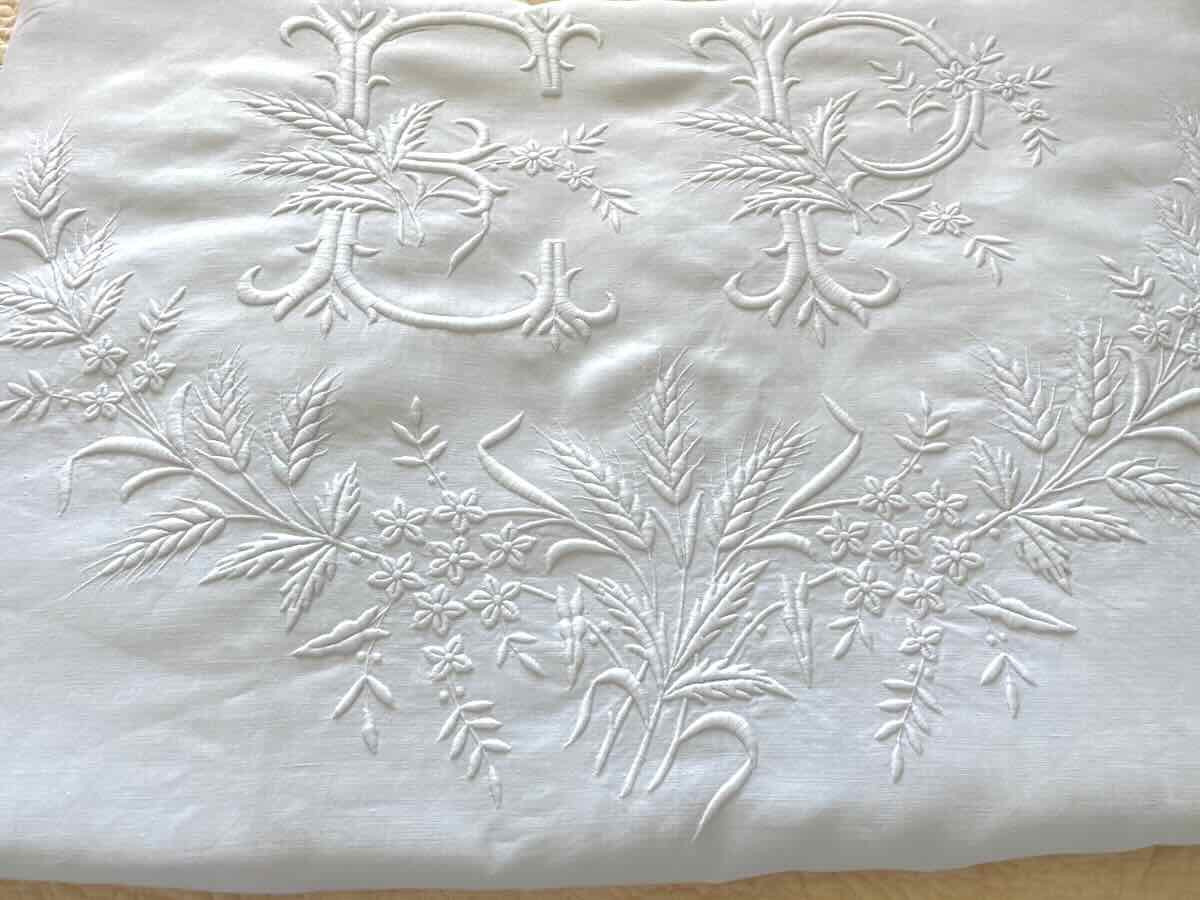 Drap de lin fin : imposante broderie main pour le monogramme EP - Linge Ancien-photo-2