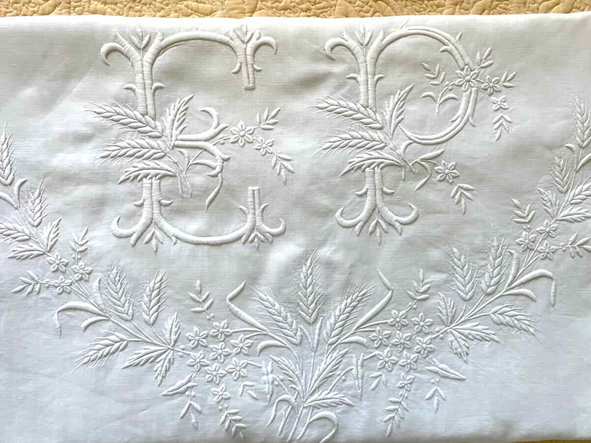Drap de lin fin : imposante broderie main pour le monogramme EP - Linge Ancien