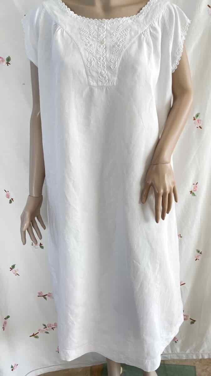 Day Shirt With Beautiful Hand-embroidered Yoke On Linen - Linge Ancien-photo-2