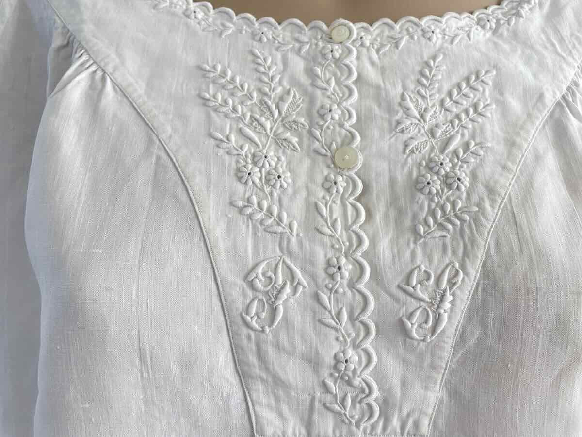 Day Shirt With Beautiful Hand-embroidered Yoke On Linen - Linge Ancien-photo-3