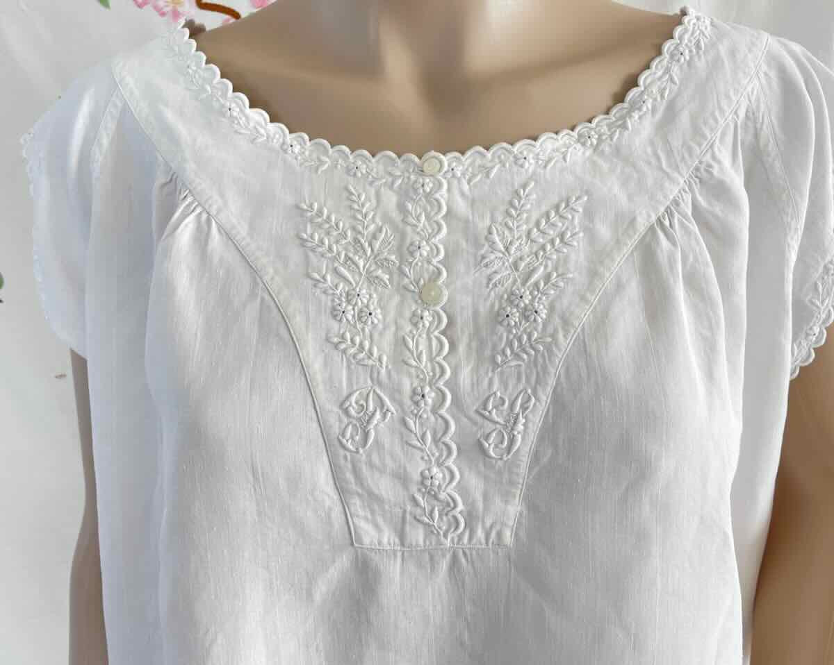 Day Shirt With Beautiful Hand-embroidered Yoke On Linen - Linge Ancien