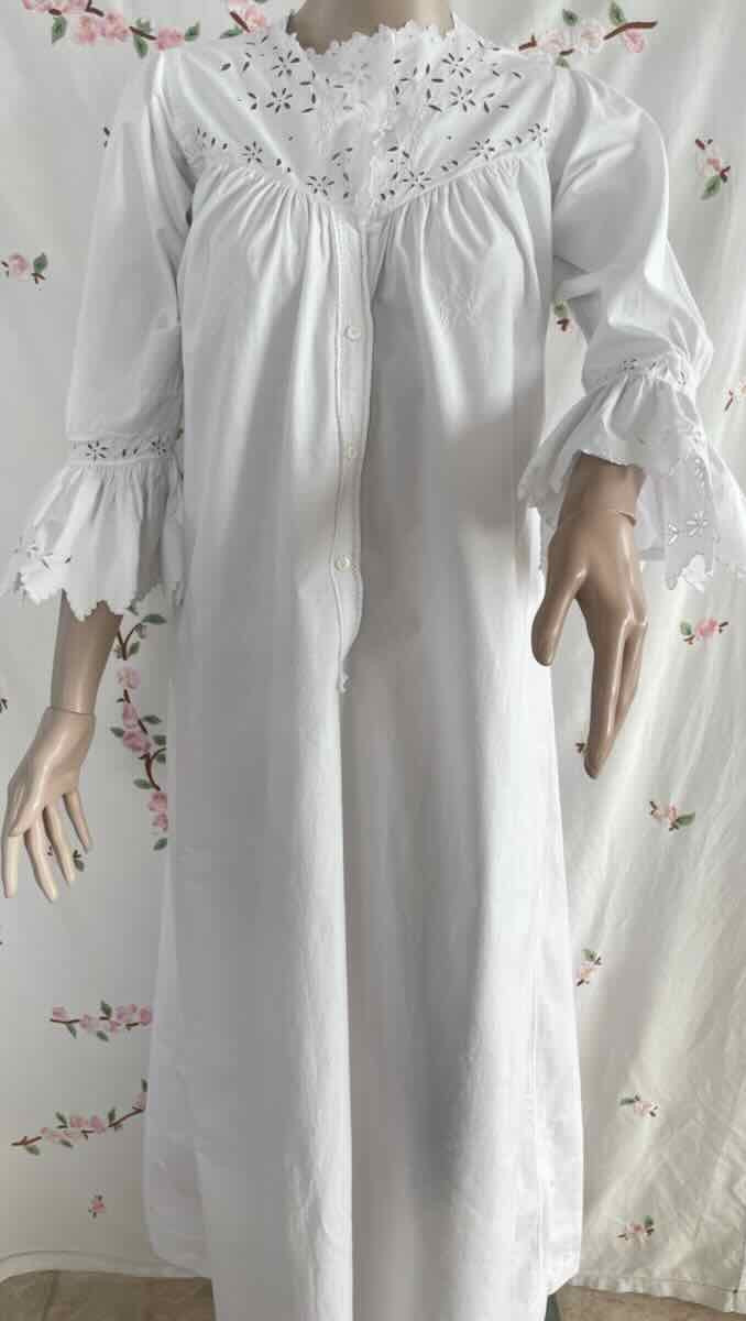 Nightdress With English Embroidery Yoke On Cotton Canvas - Antique Linen-photo-3