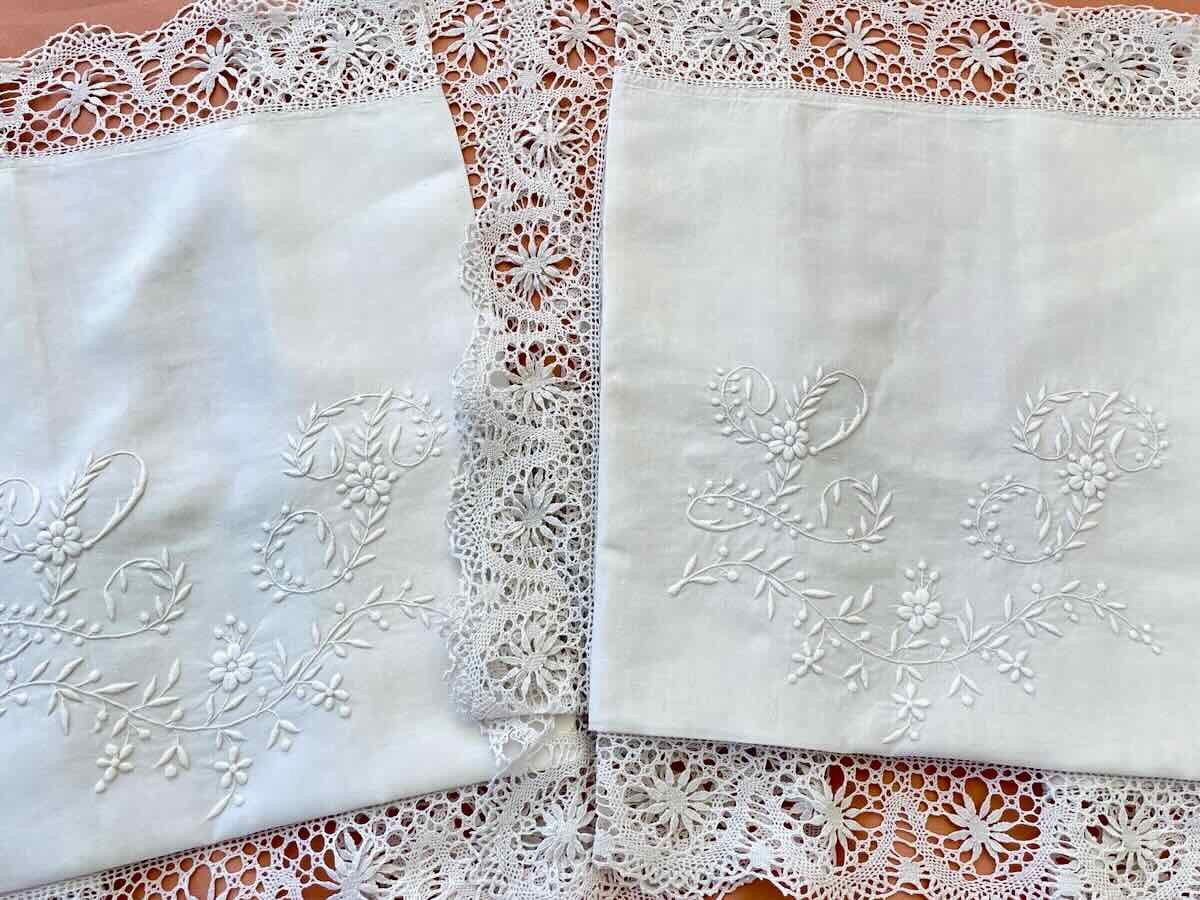 Pair Of Fine Linen Pillowcases, Monogrammed Lp With Bobbin Lace -linge Antique