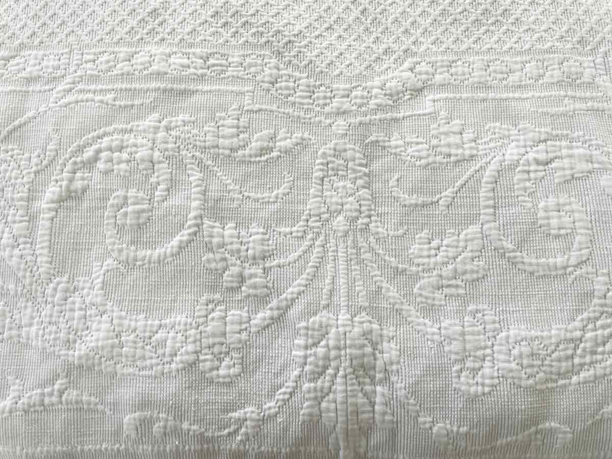Couverture En Piqué Marseillais, Beau Relief ,dentelle Crochet Quatre Côtés - Antique Linen-photo-1