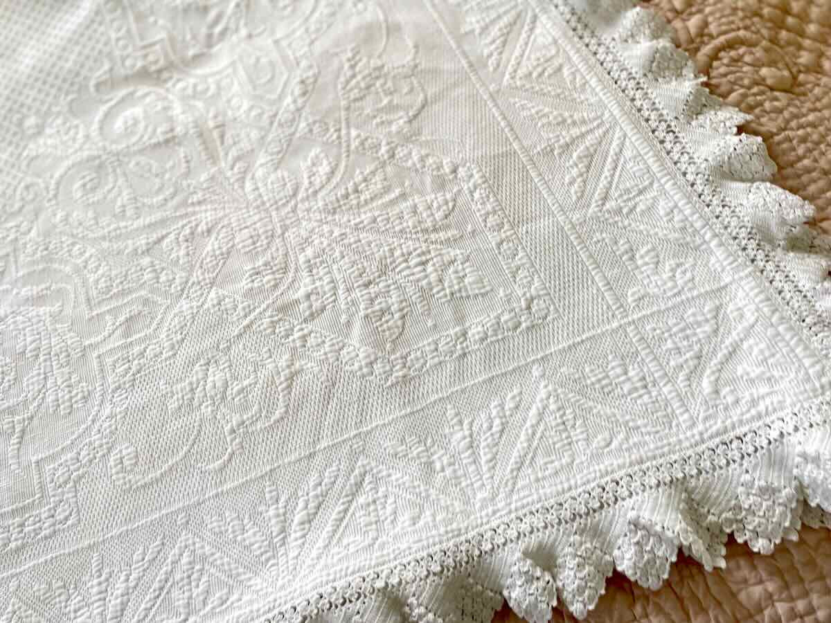 Couverture En Piqué Marseillais, Beau Relief ,dentelle Crochet Quatre Côtés - Antique Linen-photo-2
