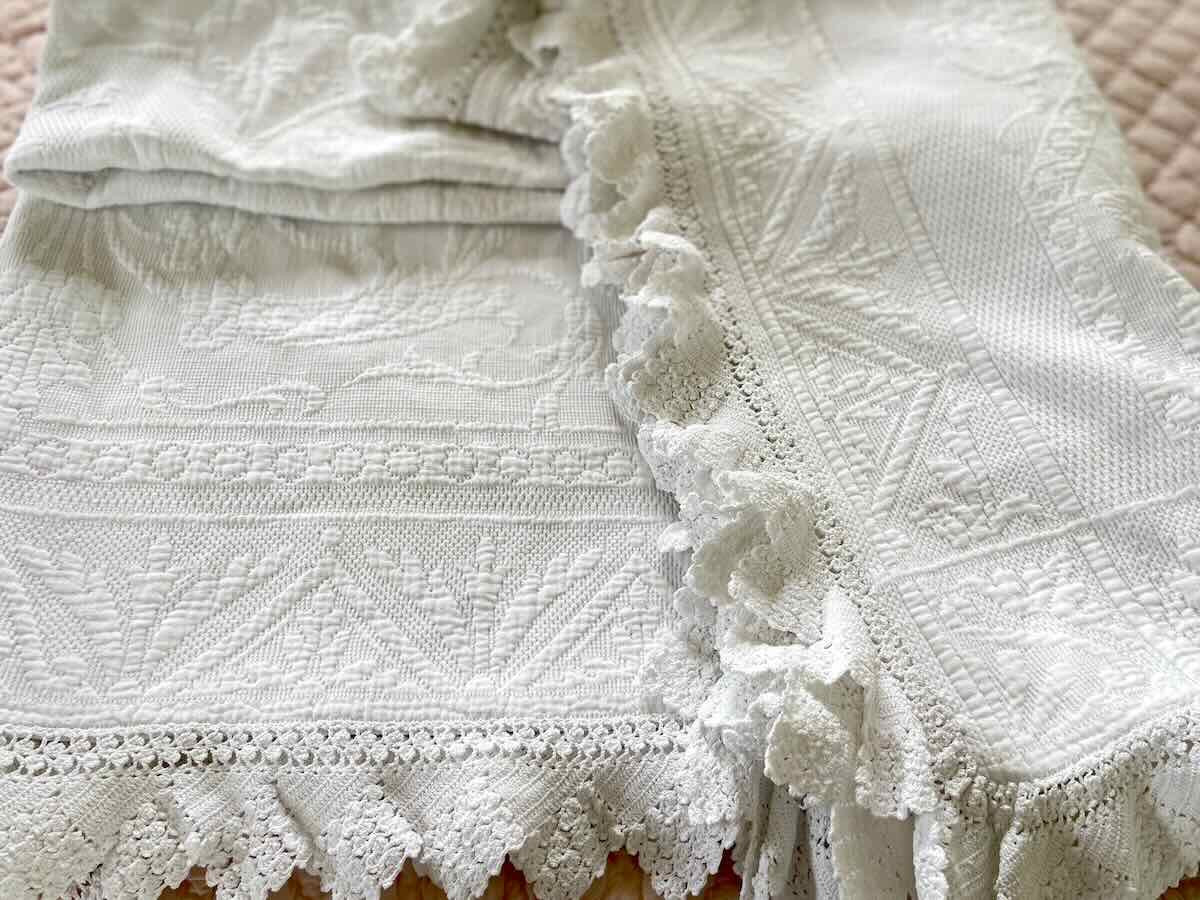 Couverture En Piqué Marseillais, Beau Relief ,dentelle Crochet Quatre Côtés - Antique Linen-photo-3
