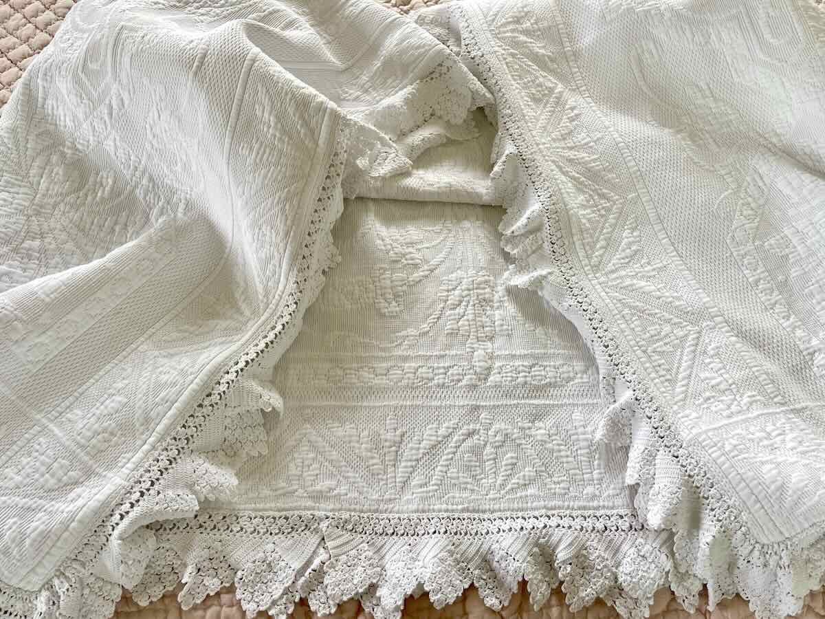 Couverture En Piqué Marseillais, Beau Relief ,dentelle Crochet Quatre Côtés - Antique Linen