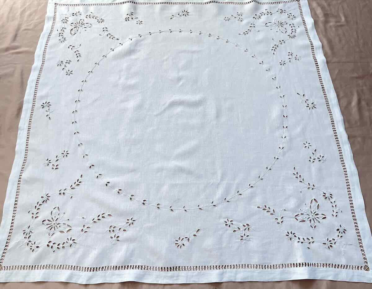 Small Hand-embroidered Tablecloth With English Embroidery On Linen: Butterfly Flowers - Antique Linen-photo-2