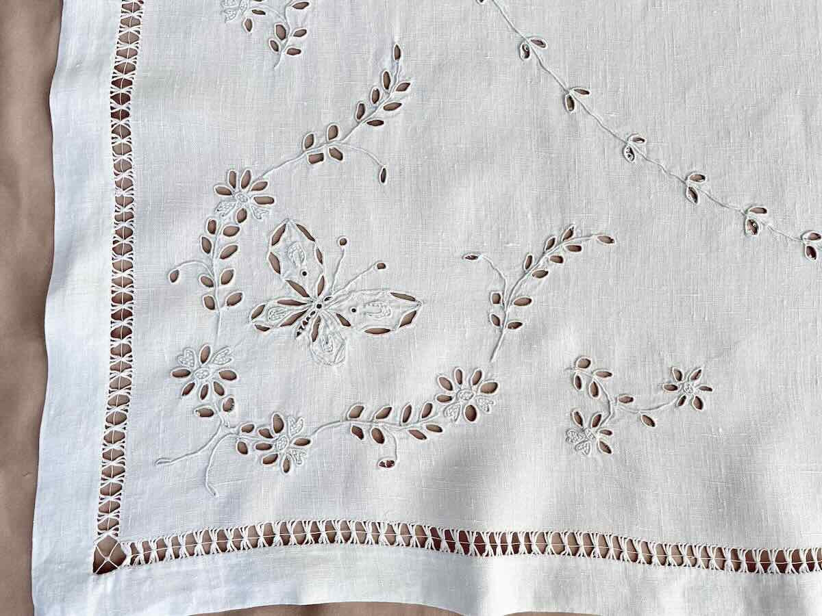 Small Hand-embroidered Tablecloth With English Embroidery On Linen: Butterfly Flowers - Antique Linen-photo-3