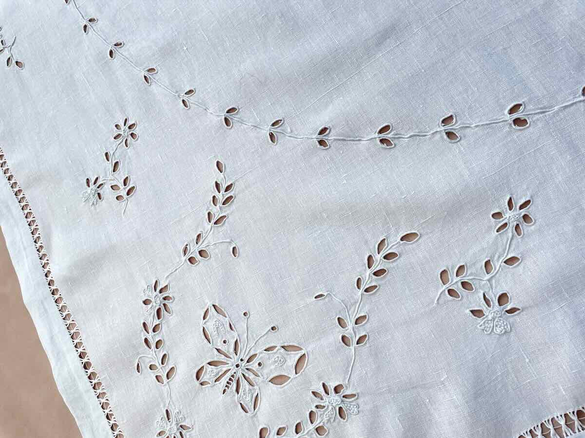 Small Hand-embroidered Tablecloth With English Embroidery On Linen: Butterfly Flowers - Antique Linen-photo-4