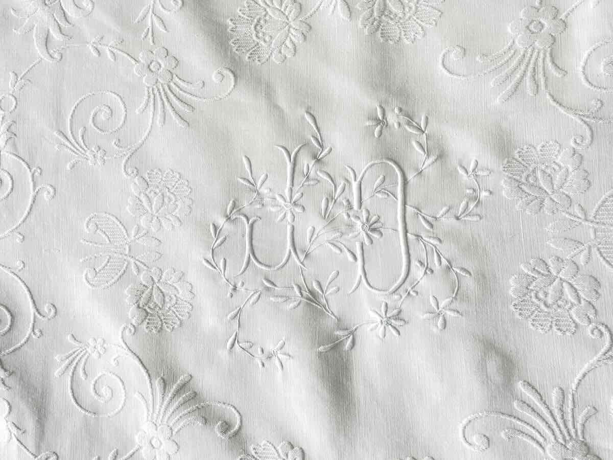 Couverture en piqué  festonnée quatre côtés, monogramme JD - Linge Ancien-photo-3