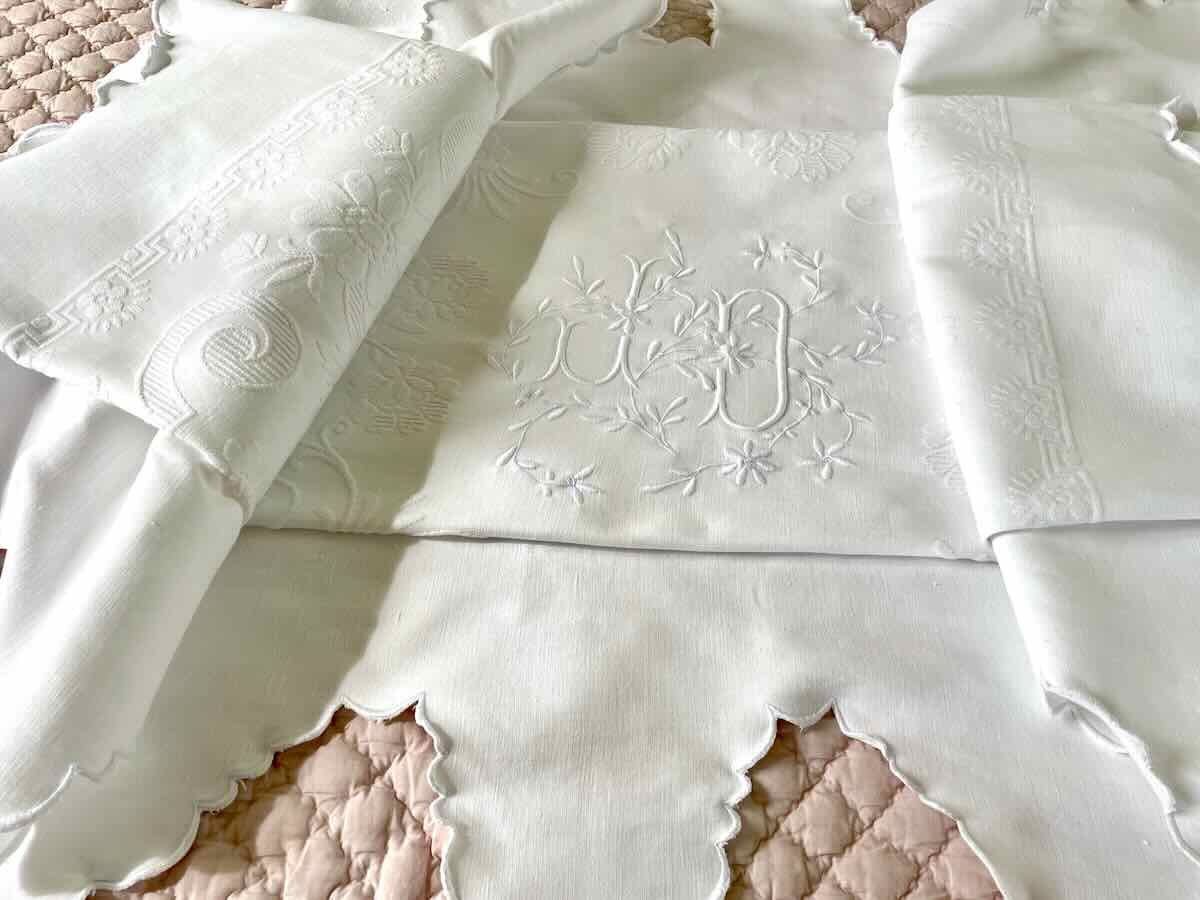 Couverture en piqué  festonnée quatre côtés, monogramme JD - Linge Ancien-photo-1