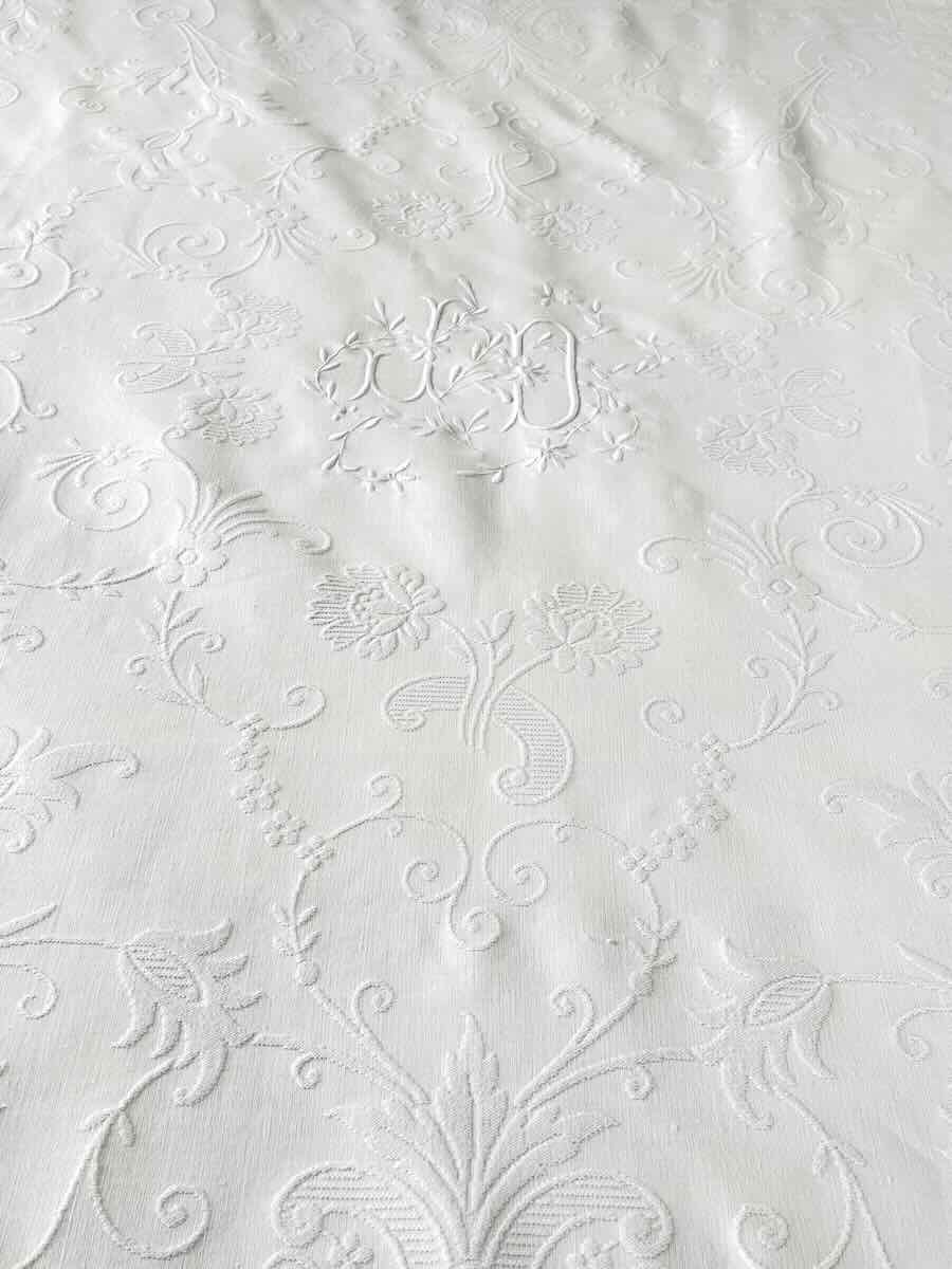 Couverture en piqué  festonnée quatre côtés, monogramme JD - Linge Ancien-photo-2