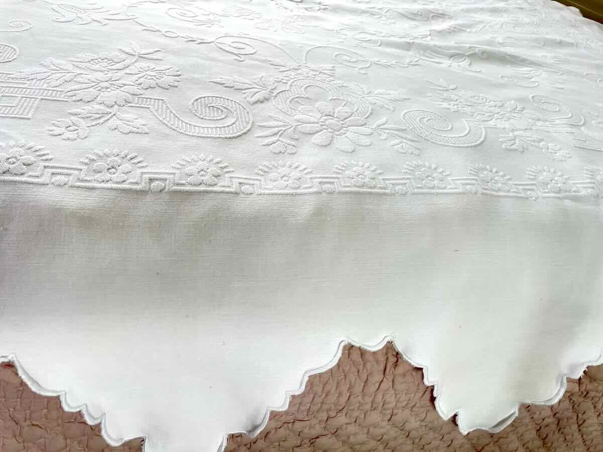 Couverture en piqué  festonnée quatre côtés, monogramme JD - Linge Ancien-photo-3