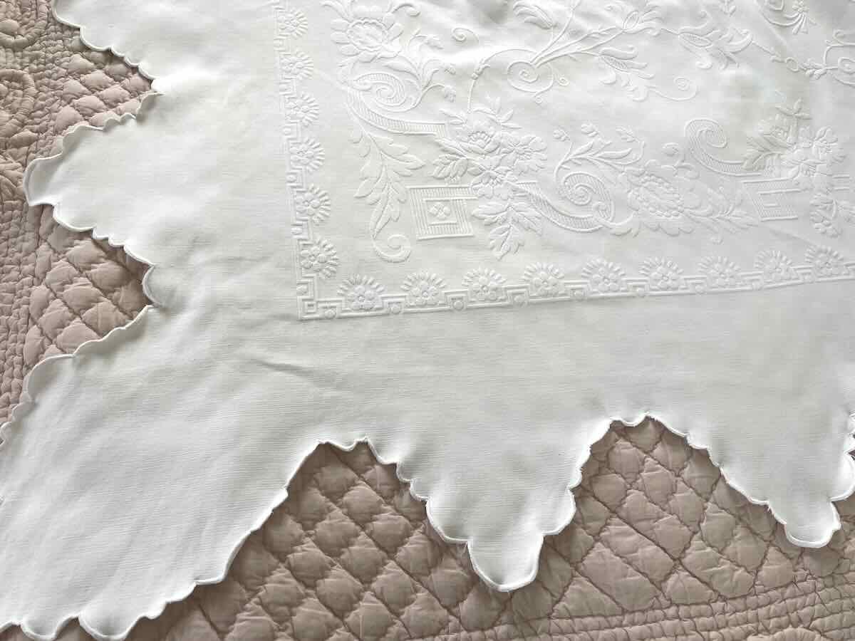 Couverture en piqué  festonnée quatre côtés, monogramme JD - Linge Ancien-photo-5
