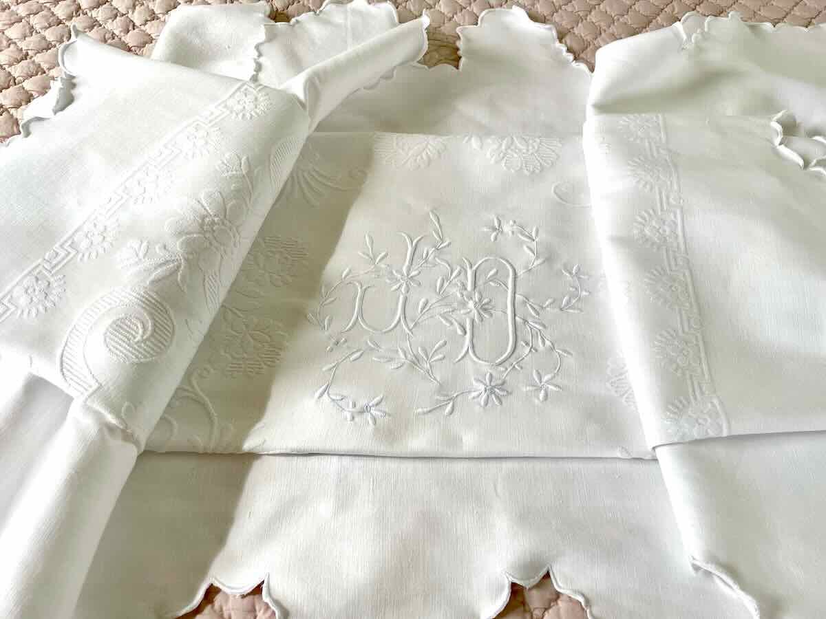 Couverture en piqué  festonnée quatre côtés, monogramme JD - Linge Ancien