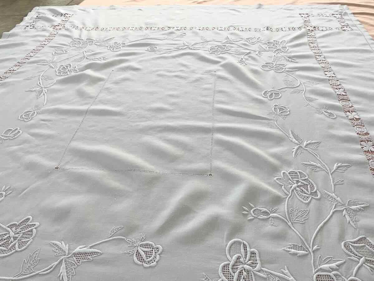Nappe avec imposantes broderies fleuries sur toile de lin blanc - Linge Ancien-photo-2