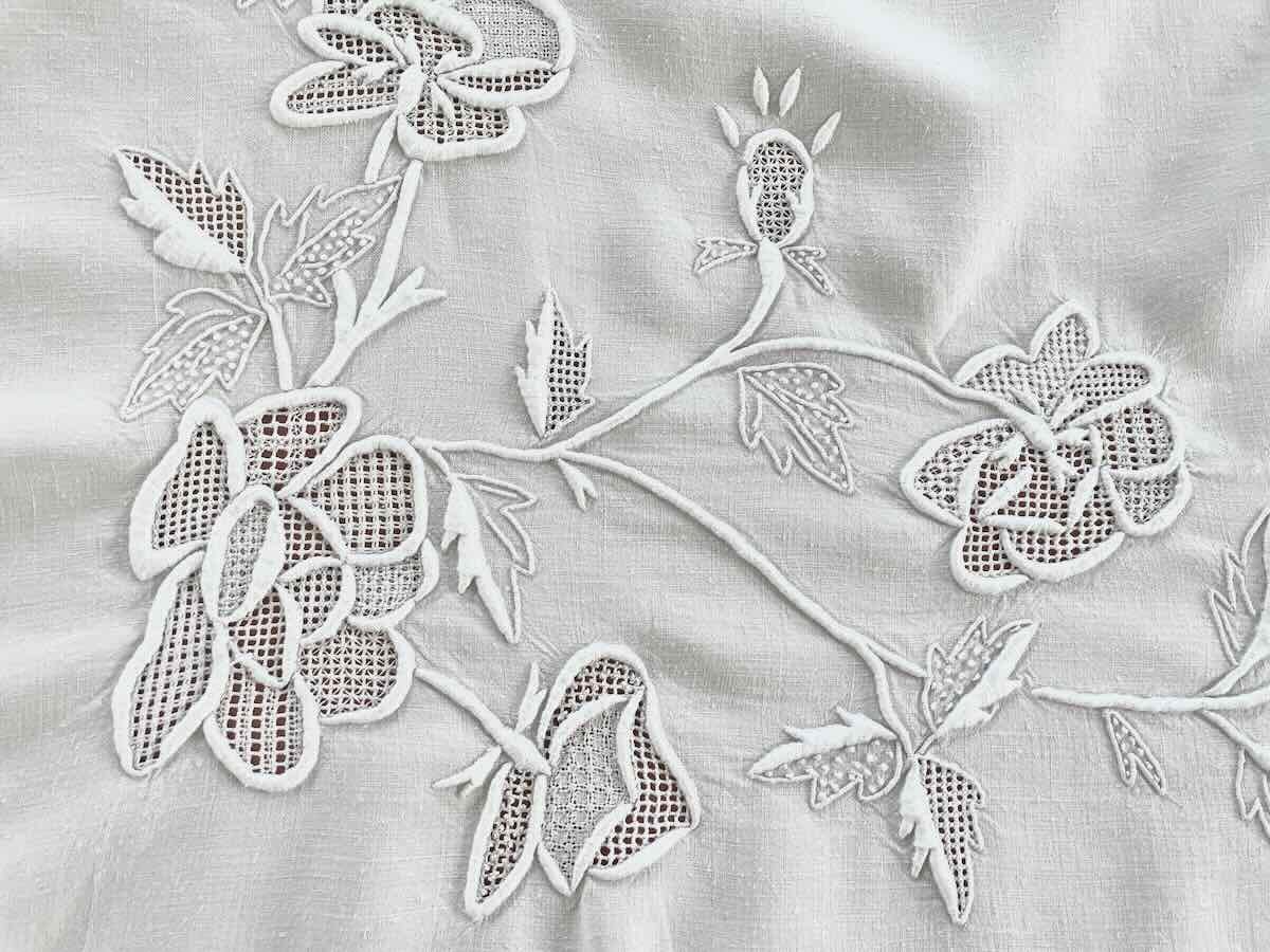 Nappe avec imposantes broderies fleuries sur toile de lin blanc - Linge Ancien-photo-3
