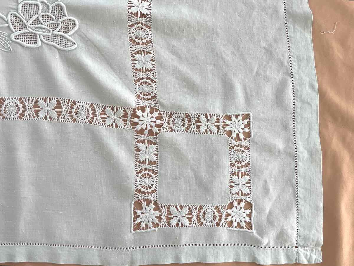 Nappe avec imposantes broderies fleuries sur toile de lin blanc - Linge Ancien-photo-4