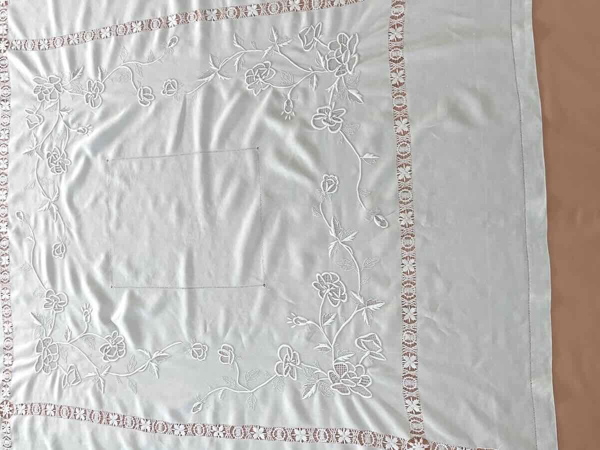 Nappe avec imposantes broderies fleuries sur toile de lin blanc - Linge Ancien-photo-1