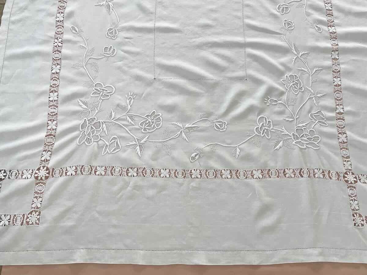 Nappe avec imposantes broderies fleuries sur toile de lin blanc - Linge Ancien-photo-2