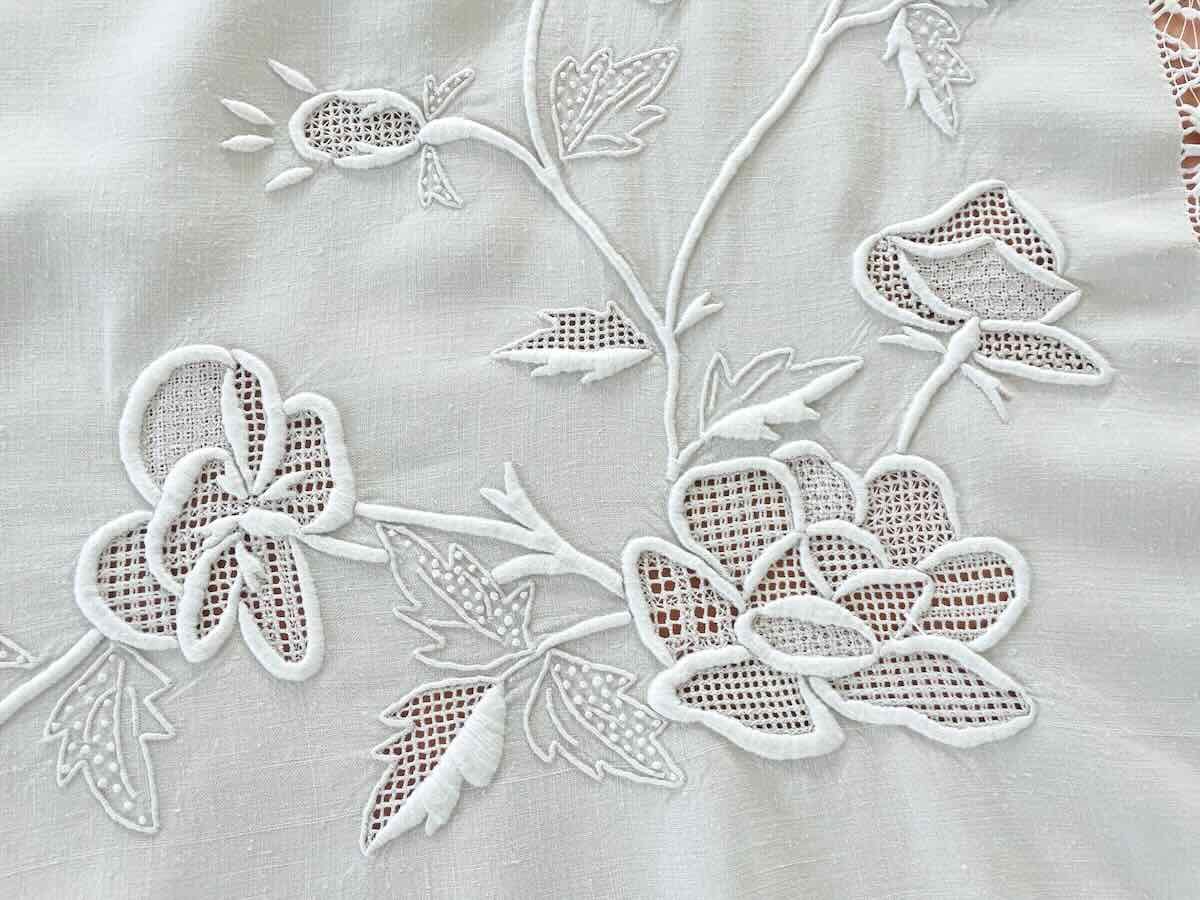 Nappe avec imposantes broderies fleuries sur toile de lin blanc - Linge Ancien-photo-3