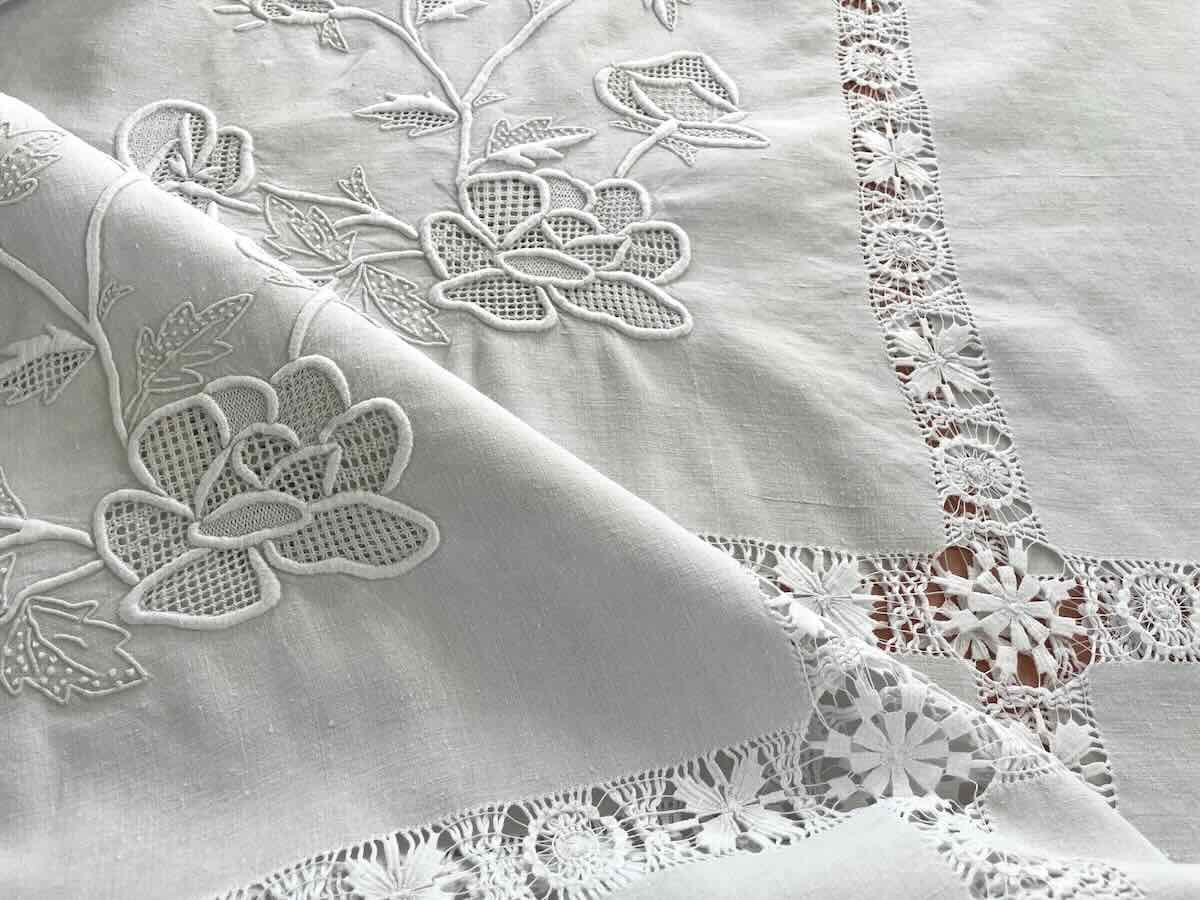 Nappe avec imposantes broderies fleuries sur toile de lin blanc - Linge Ancien-photo-4