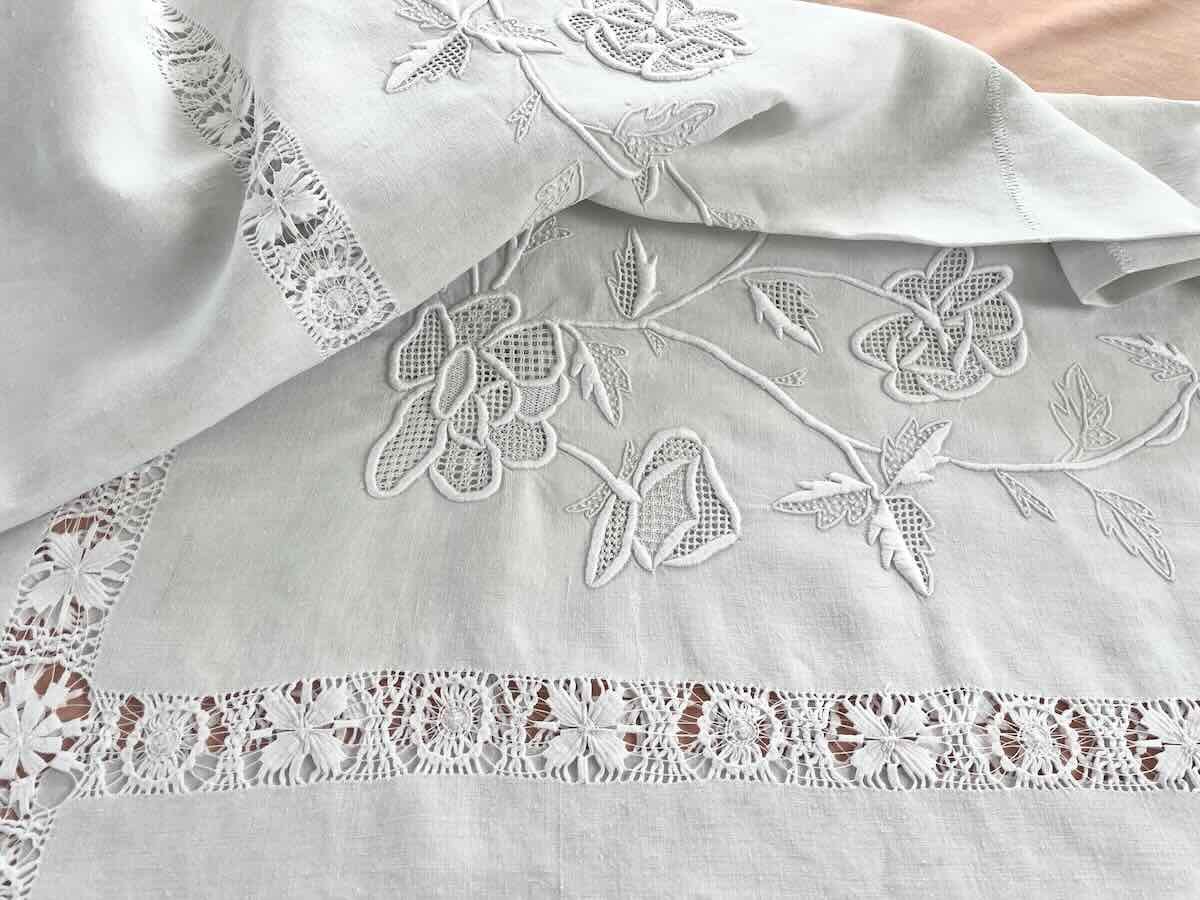 Nappe avec imposantes broderies fleuries sur toile de lin blanc - Linge Ancien