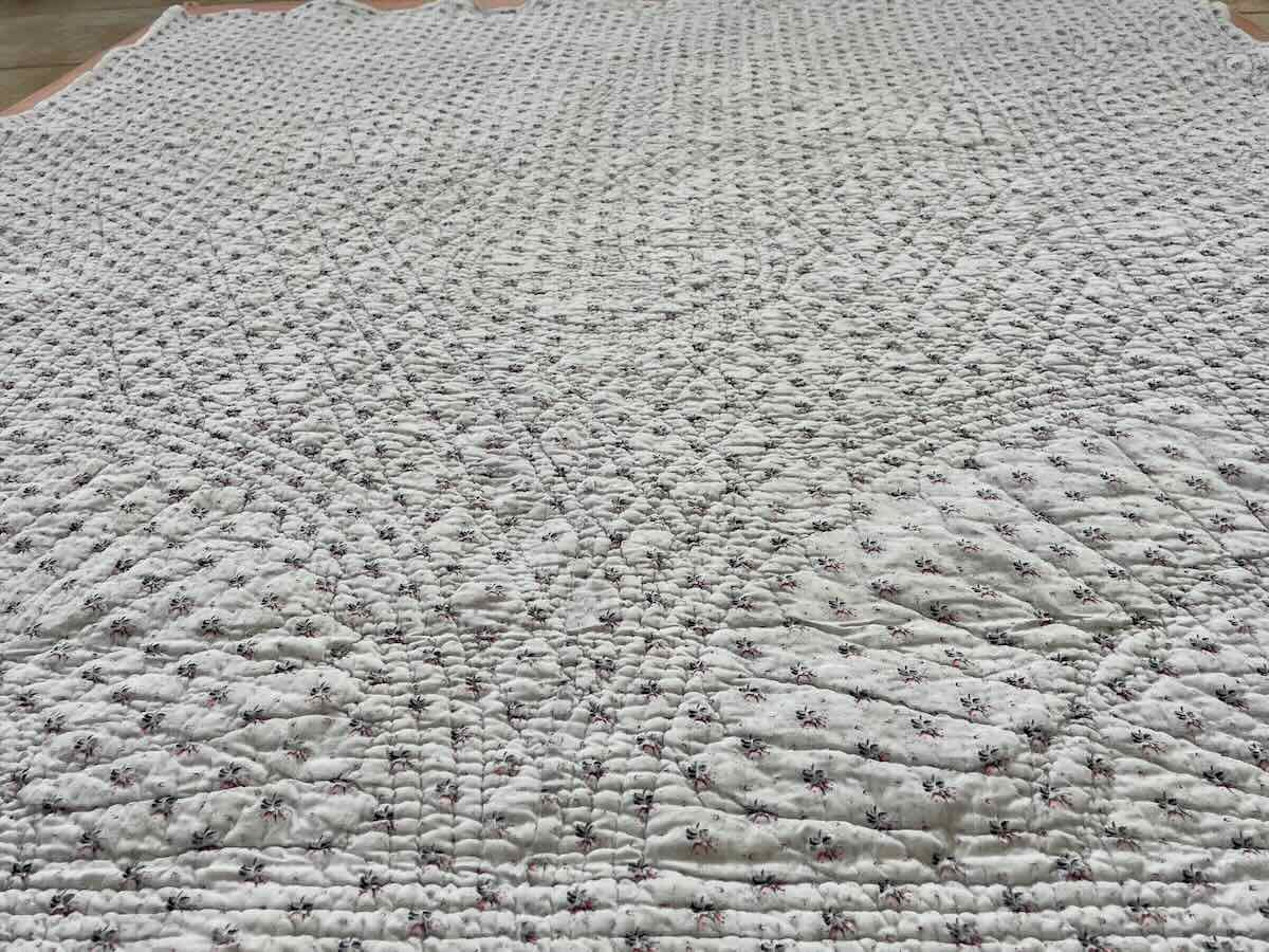 Quilt With Small Floral Motifs On A White Background - Antique Line-photo-2