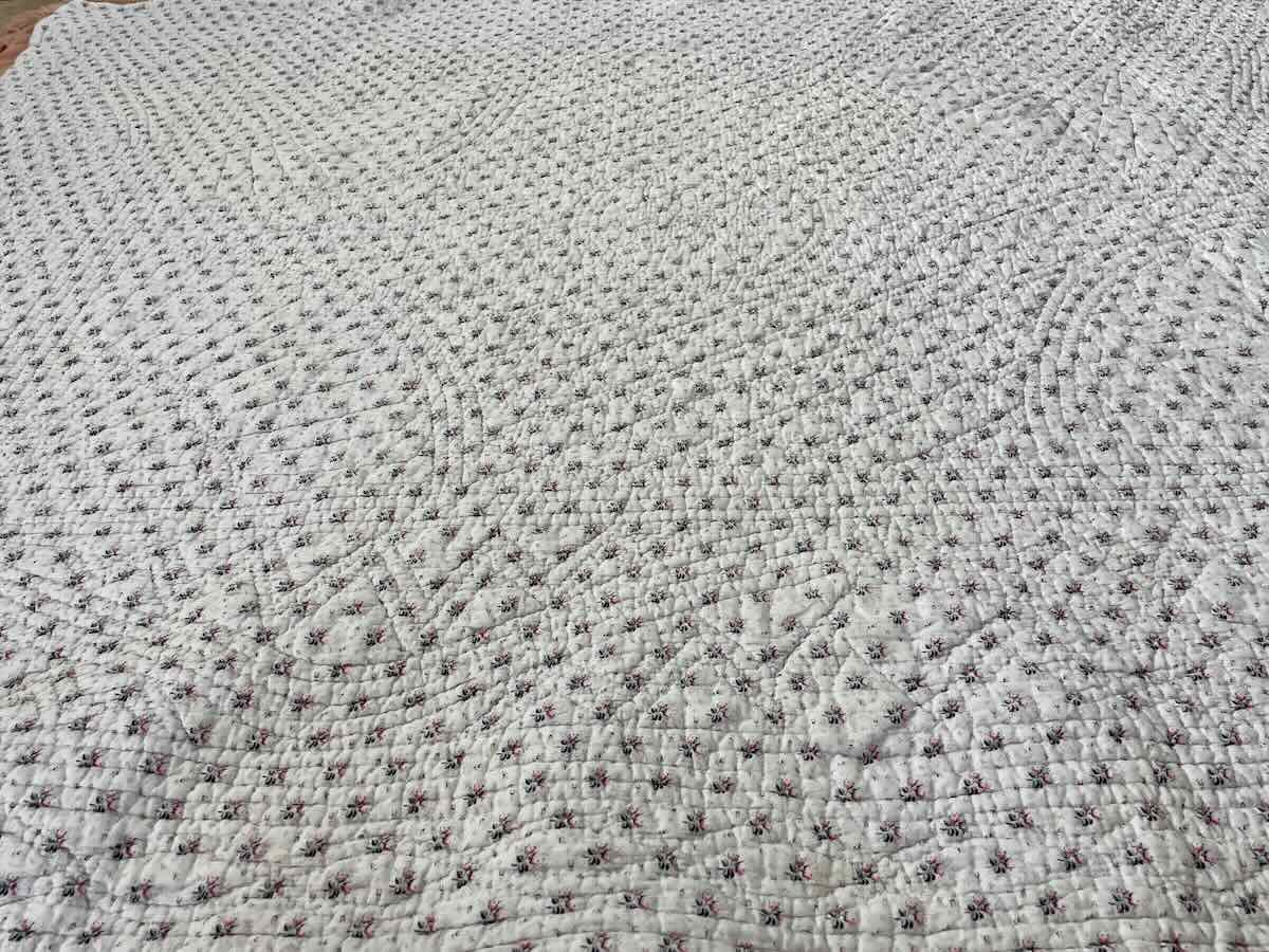 Quilt With Small Floral Motifs On A White Background - Antique Line-photo-3