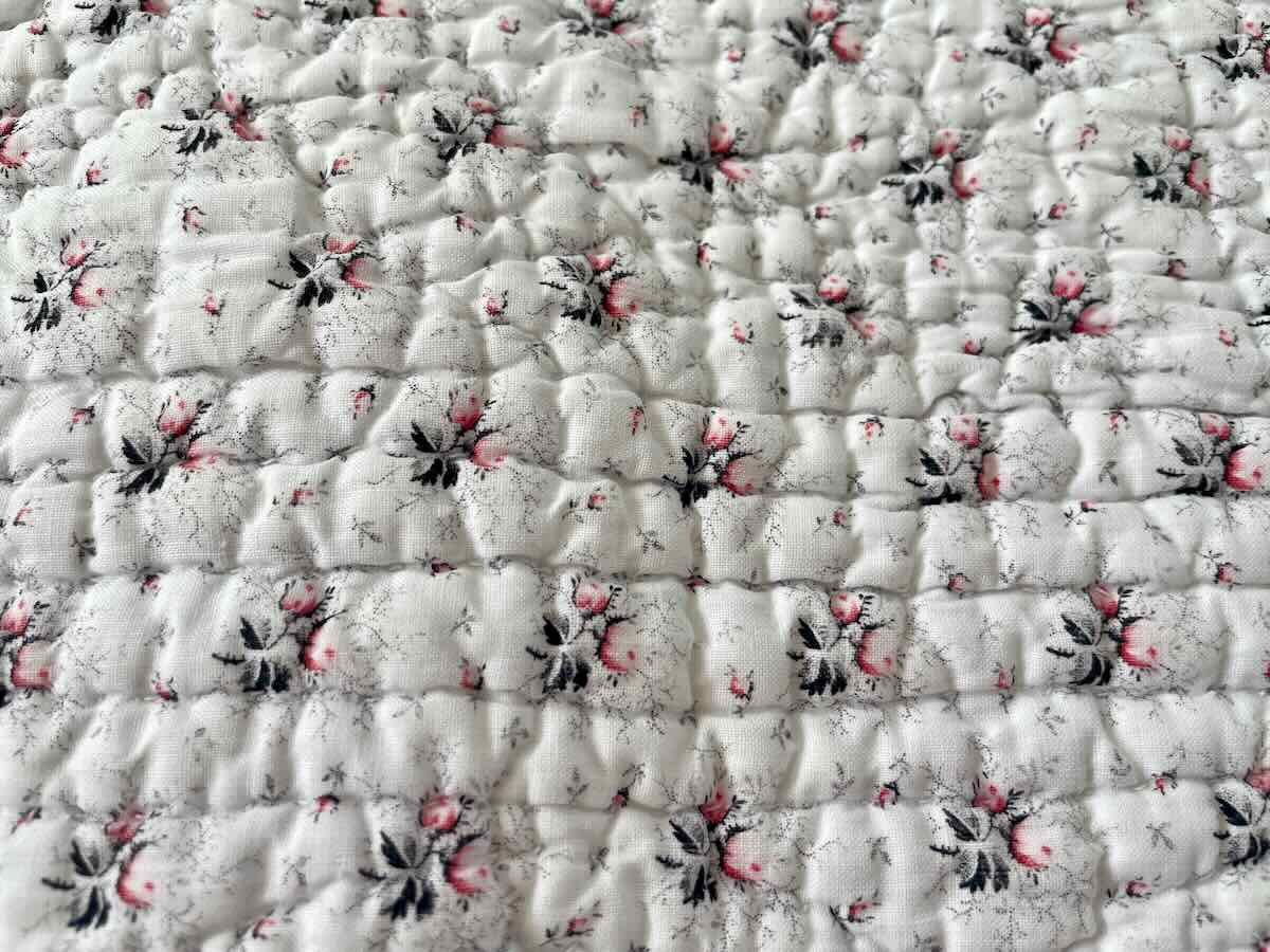 Quilt With Small Floral Motifs On A White Background - Antique Line-photo-4
