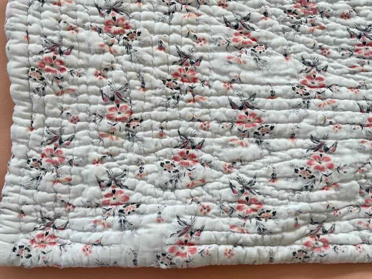 Quilt With Small Floral Motifs On A White Background - Antique Line-photo-1