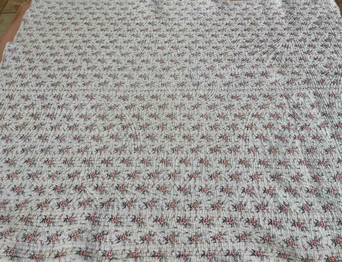 Quilt With Small Floral Motifs On A White Background - Antique Line-photo-2