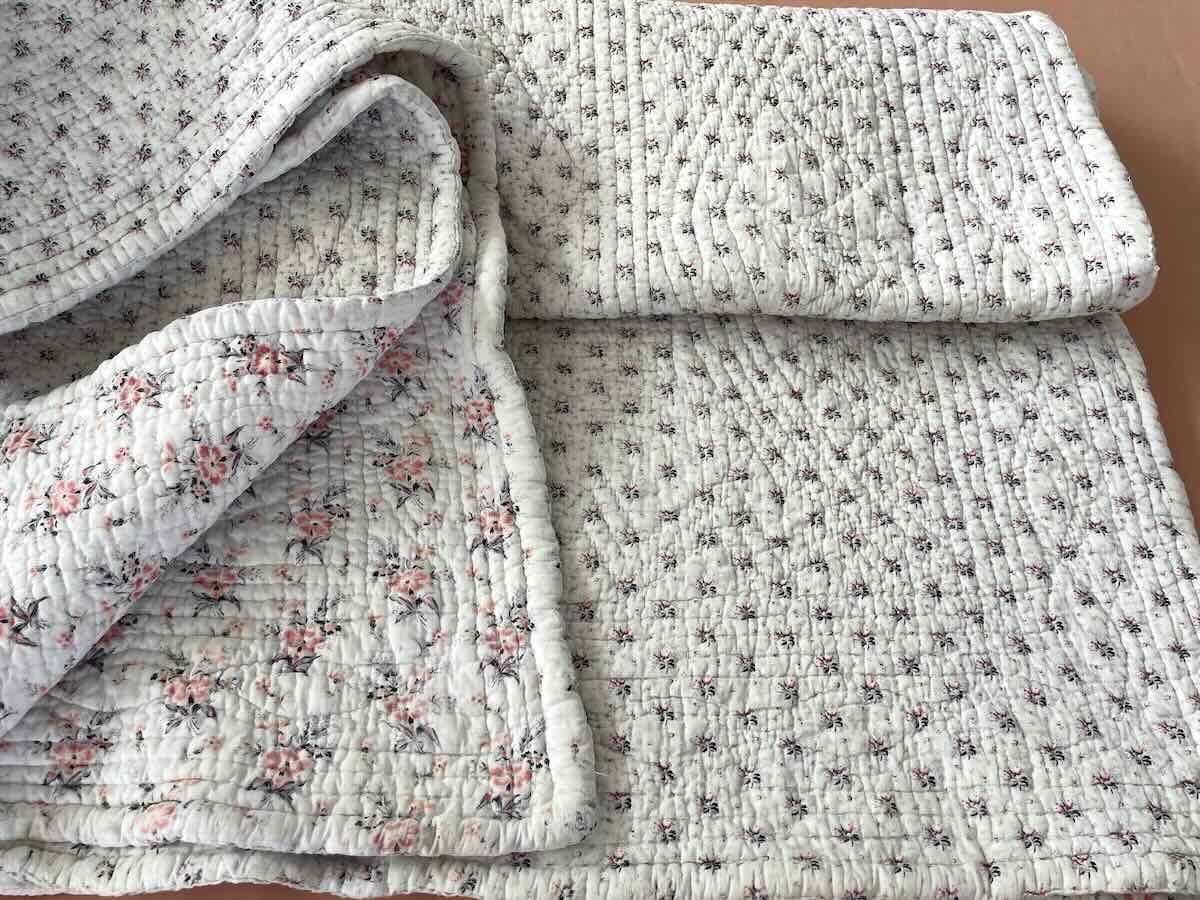 Quilt With Small Floral Motifs On A White Background - Antique Line-photo-3