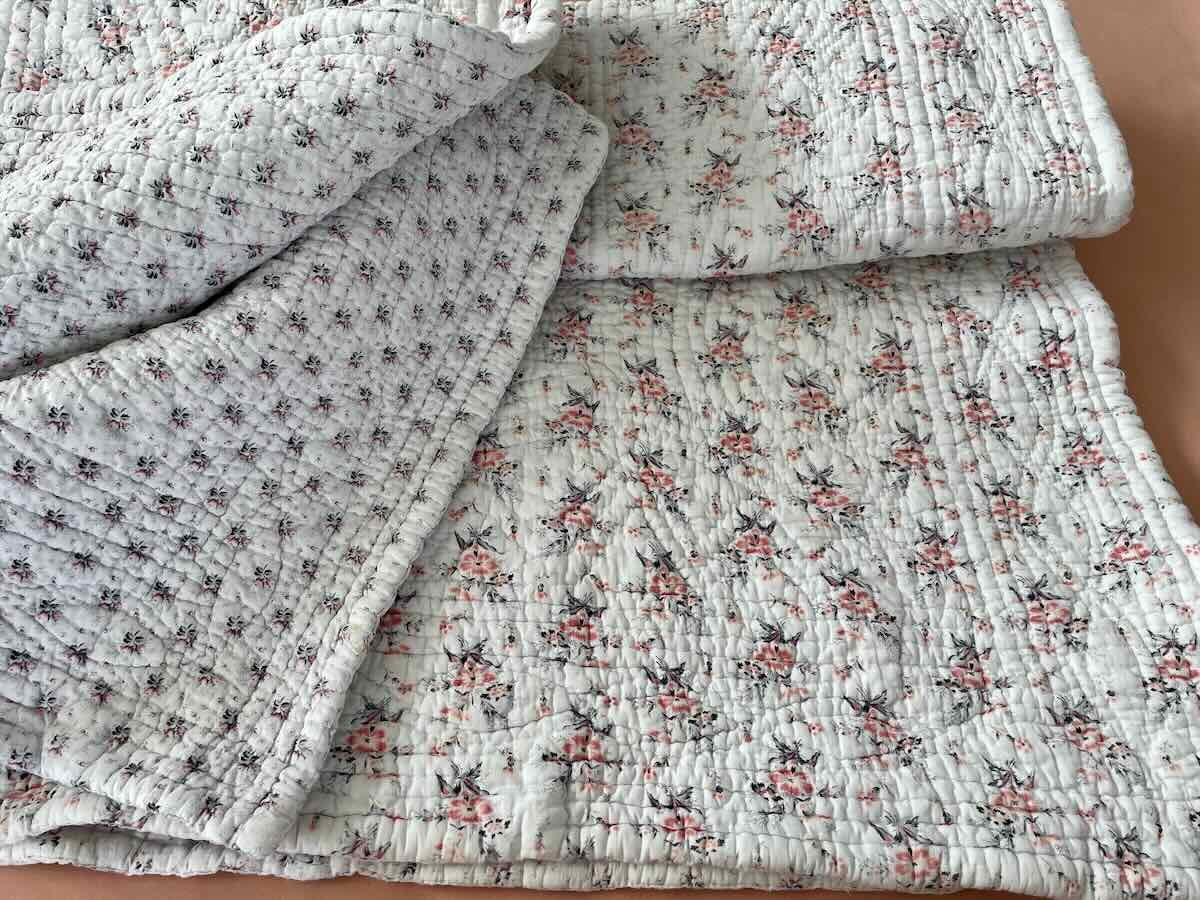 Quilt With Small Floral Motifs On A White Background - Antique Line-photo-4