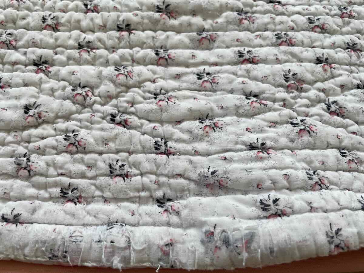 Quilt With Small Floral Motifs On A White Background - Antique Line-photo-5