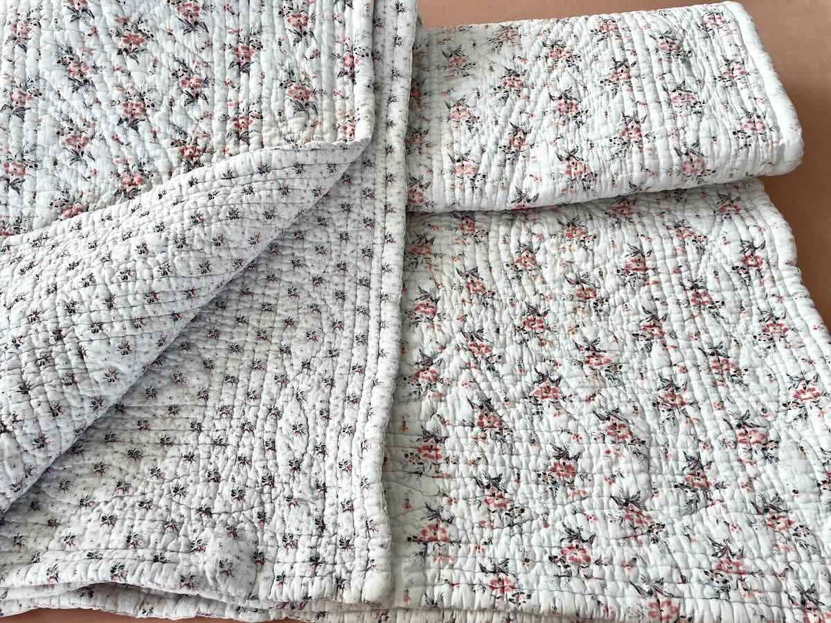 Quilt With Small Floral Motifs On A White Background - Antique Line