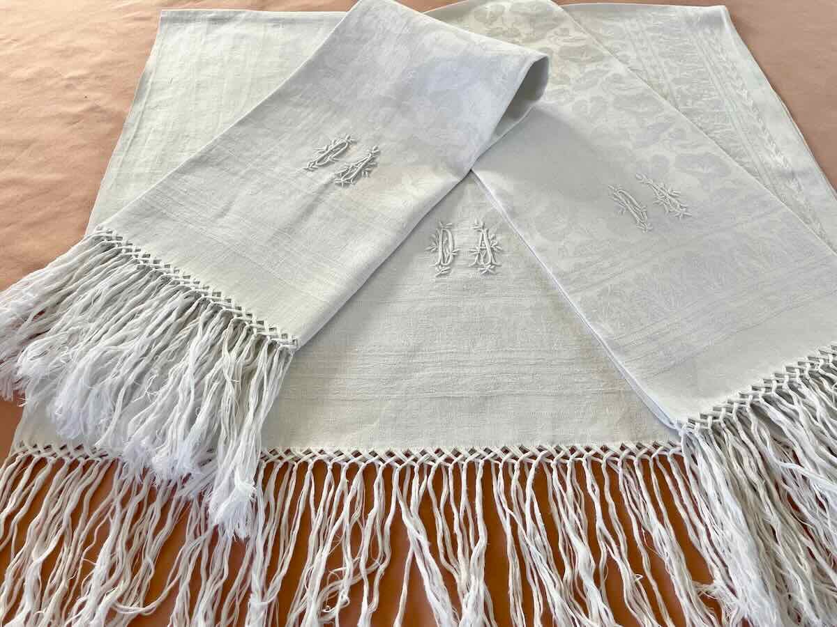 Lot trois grandes serviettes d'invités en lin fin avec monogramme DA et franges - Linge Ancien-photo-4