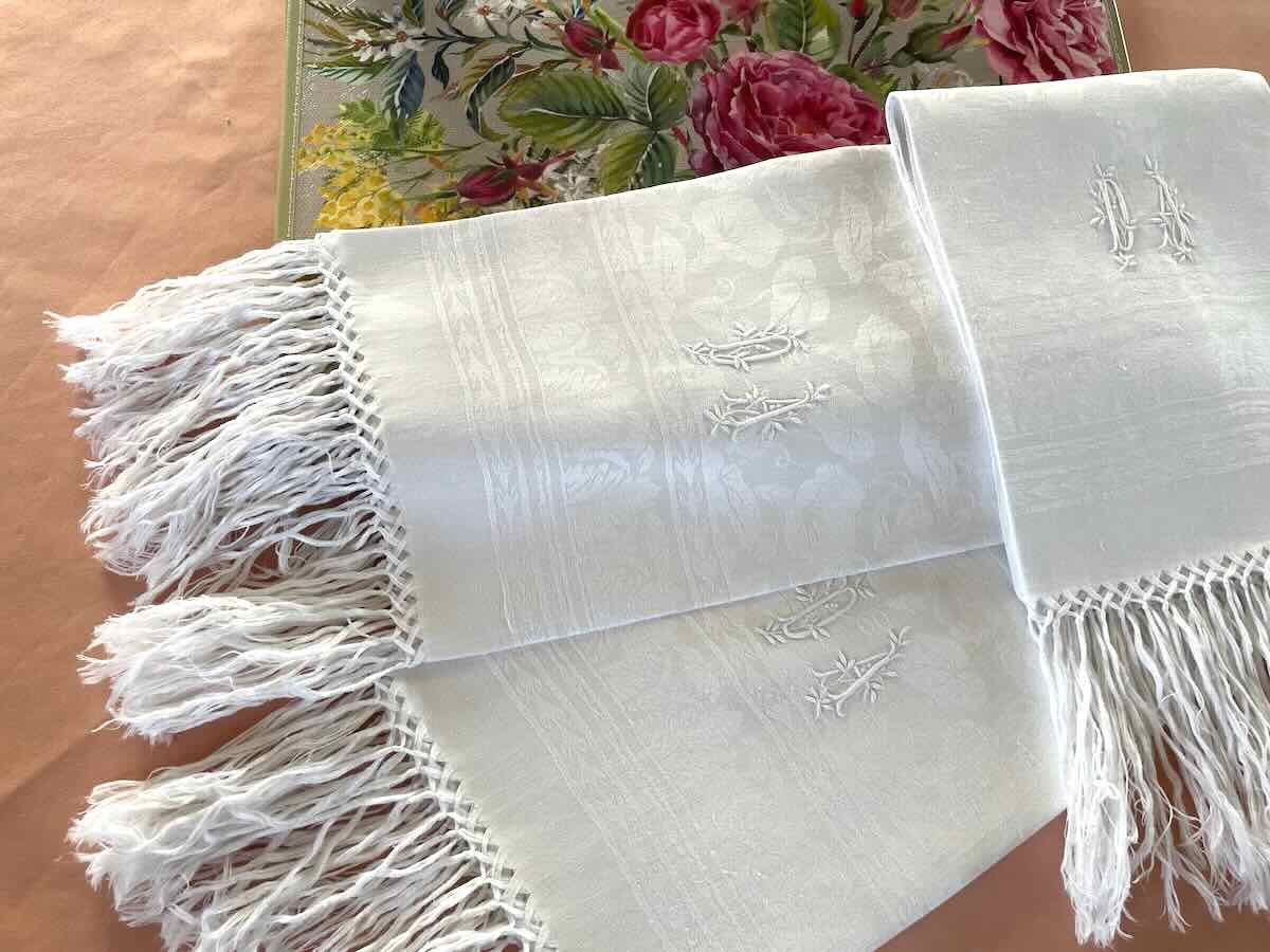 Lot trois grandes serviettes d'invités en lin fin avec monogramme DA et franges - Linge Ancien-photo-2