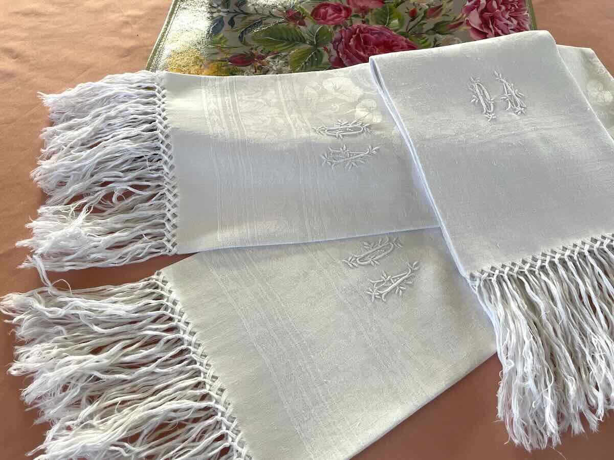 Lot trois grandes serviettes d'invités en lin fin avec monogramme DA et franges - Linge Ancien