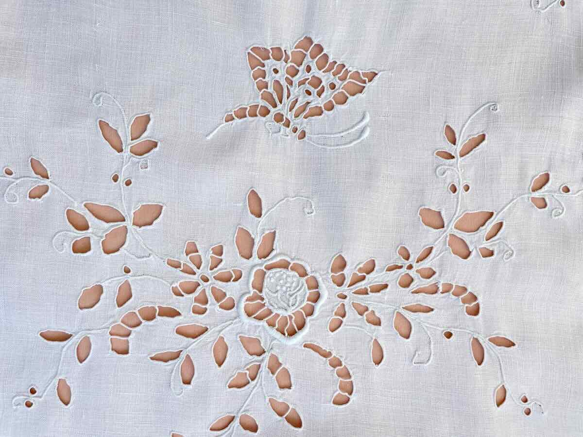 Table Runner With English Embroidery: Flowers, Butterflies On Fine Linen - Linge Ancien-photo-2