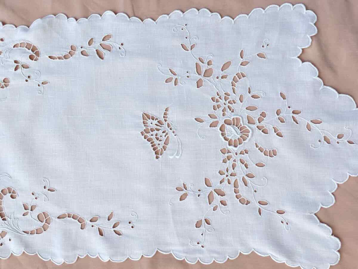 Table Runner With English Embroidery: Flowers, Butterflies On Fine Linen - Linge Ancien-photo-3