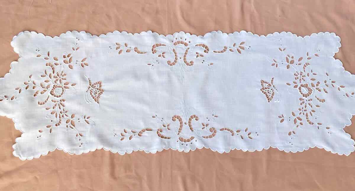 Table Runner With English Embroidery: Flowers, Butterflies On Fine Linen - Linge Ancien-photo-1