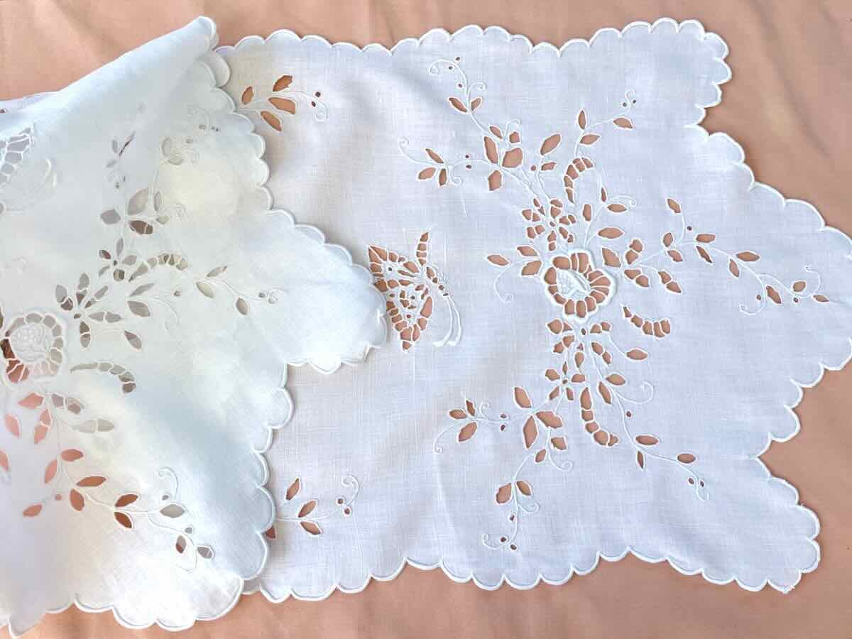 Table Runner With English Embroidery: Flowers, Butterflies On Fine Linen - Linge Ancien